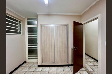 Casa à venda com 320m², 4 quartos e 3 vagas Casa à venda com 320m², 4 quartos e 3 vagasQuarto 3