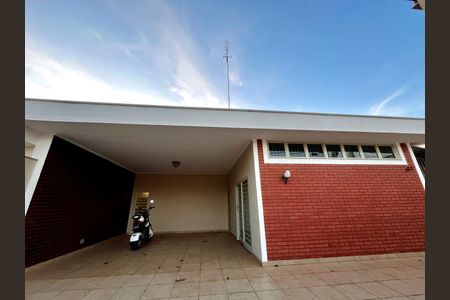 Casa à venda com 320m², 4 quartos e 3 vagas Casa à venda com 320m², 4 quartos e 3 vagasFachada