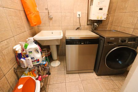 Casa de condomínio à venda com 238m², 3 quartos e 2 vagasÁrea de Serviço