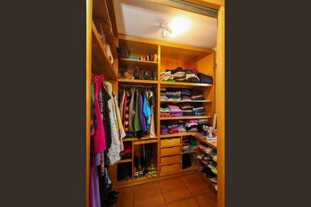 Casa de condomínio à venda com 238m², 3 quartos e 2 vagasCloset da suíte