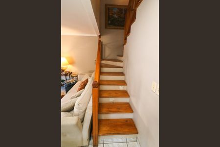 Casa de condomínio à venda com 238m², 3 quartos e 2 vagasEscada