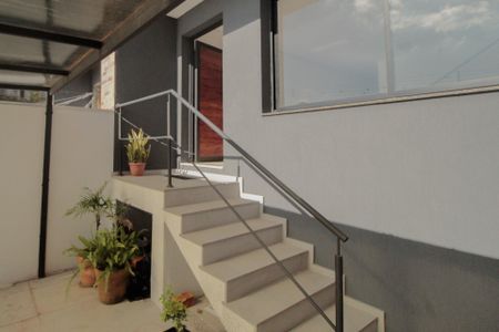 Casa à venda com 210m², 3 quartos e 4 vagas Casa à venda com 210m², 3 quartos e 4 vagasFachada