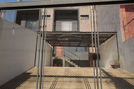 Casa à venda com 210m², 3 quartos e 4 vagas Casa à venda com 210m², 3 quartos e 4 vagasFachada