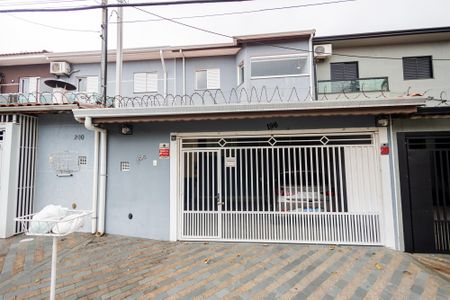 Casa à venda com 75m², 2 quartos e 1 vaga Casa à venda com 75m², 2 quartos e 1 vagaFachada