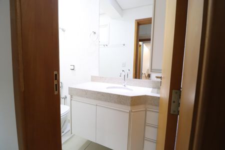 Banheiro da Suíte de apartamento para alugar com 2 quartos, 58m² em Daniel Fonseca, Uberlândia
