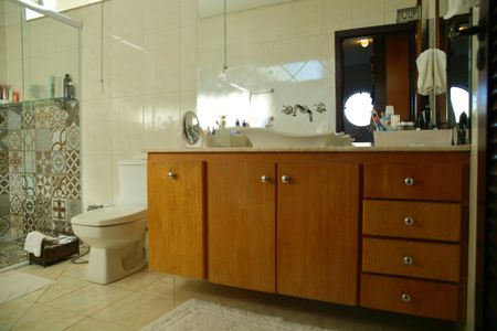 Casa à venda com 248m², 4 quartos e 10 vagasBanheiro do Quarto 