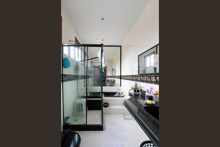 Casa à venda com 583m², 4 quartos e 3 vagasBanheiro Suíte 2