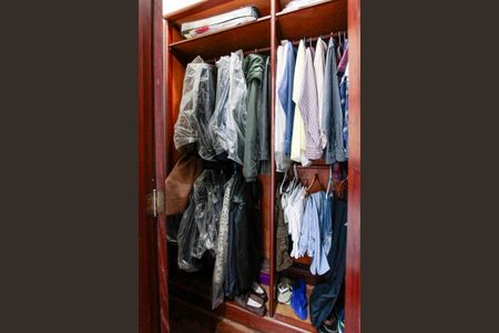 Casa à venda com 583m², 4 quartos e 3 vagasCloset Suíte 2