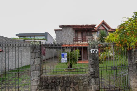 Casa à venda com 583m², 4 quartos e 3 vagasFachada