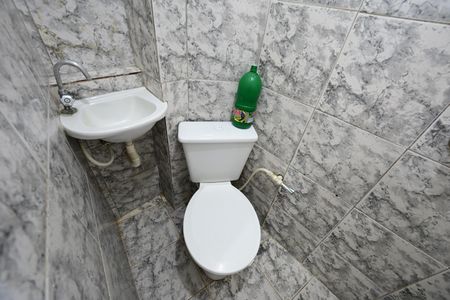 Banheiro social  de kitnet/studio para alugar com 1 quarto, 15m² em Setor Leste Vila Nova, Goiânia