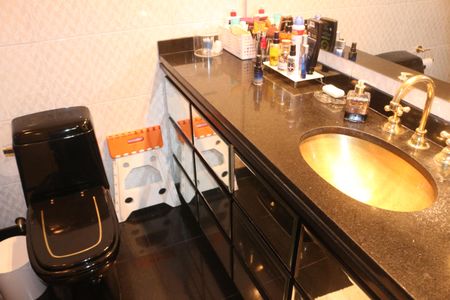 Apartamento à venda com 220m², 4 quartos e 3 vagasBanheiro da Suíte 1