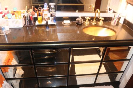 Apartamento à venda com 220m², 4 quartos e 3 vagasBanheiro da Suíte 1