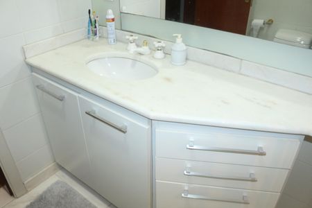 Apartamento à venda com 220m², 4 quartos e 3 vagasBanheiro da Suíte 1