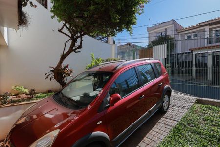 Casa à venda com 250m², 3 quartos e 5 vagas Casa à venda com 250m², 3 quartos e 5 vagasEntrada e jardim
