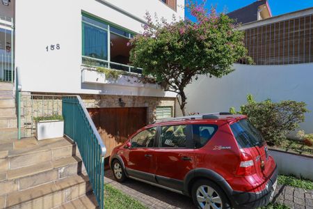 Casa à venda com 250m², 3 quartos e 5 vagas Casa à venda com 250m², 3 quartos e 5 vagasEntrada e jardim