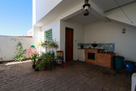 Casa à venda com 250m², 3 quartos e 5 vagas Casa à venda com 250m², 3 quartos e 5 vagasQuintal e área de lazer