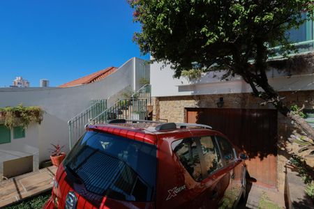 Casa à venda com 250m², 3 quartos e 5 vagas Casa à venda com 250m², 3 quartos e 5 vagasEntrada e jardim