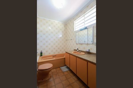 Casa à venda com 250m², 3 quartos e 5 vagas Casa à venda com 250m², 3 quartos e 5 vagasBanheiro social