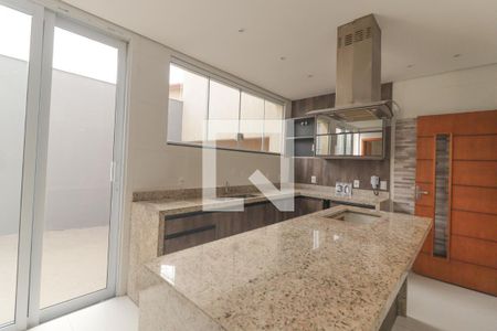 Casa à venda com 178m², 3 quartos e 4 vagasCozinha e Área de Serviço Edícula