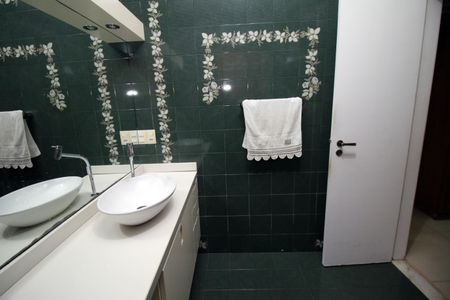 Casa à venda com 433m², 5 quartos e 3 vagasBanheiro da Suíte 1