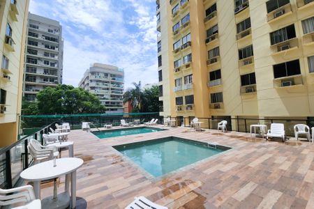 Apartamento à venda com 207m², 3 quartos e 2 vagas Apartamento à venda com 207m², 3 quartos e 2 vagasÁrea comum - Piscina