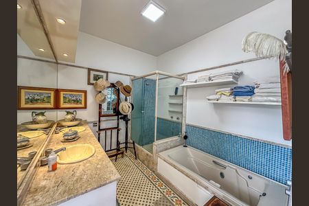 Apartamento à venda com 442m², 4 quartos e 2 vagas Apartamento à venda com 442m², 4 quartos e 2 vagasBanheiro da Suíte