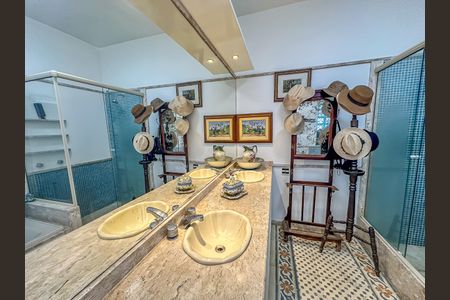 Apartamento à venda com 442m², 4 quartos e 2 vagas Apartamento à venda com 442m², 4 quartos e 2 vagasBanheiro da Suíte