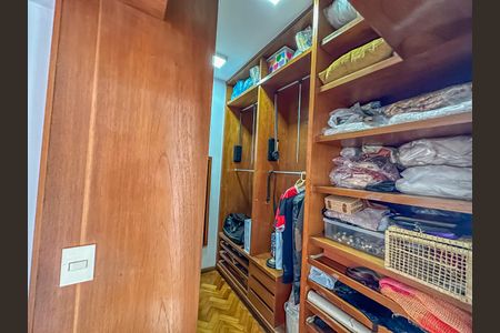 Apartamento à venda com 442m², 4 quartos e 2 vagas Apartamento à venda com 442m², 4 quartos e 2 vagasCloset da suíte