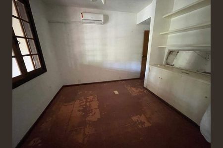 Casa à venda com 242m², 3 quartos e 3 vagas