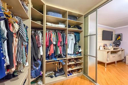 Casa à venda com 266m², 3 quartos e 2 vagas Casa à venda com 266m², 3 quartos e 2 vagasCloset da Suíte 1