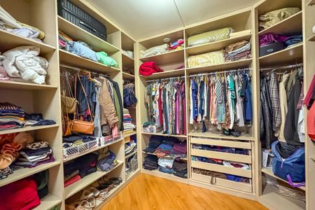 Casa à venda com 266m², 3 quartos e 2 vagas Casa à venda com 266m², 3 quartos e 2 vagasCloset da Suíte 1