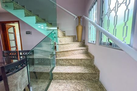 Casa à venda com 266m², 3 quartos e 2 vagas Casa à venda com 266m², 3 quartos e 2 vagasEscada