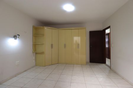 Casa à venda com 220m², 3 quartos e 2 vagasSuíte 2