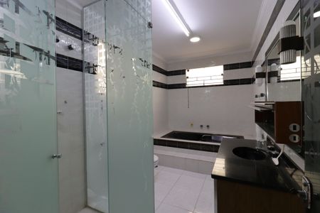 Casa à venda com 220m², 3 quartos e 2 vagasBanheiro da Suíte 1