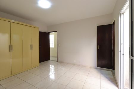 Casa à venda com 220m², 3 quartos e 2 vagasSuíte 2