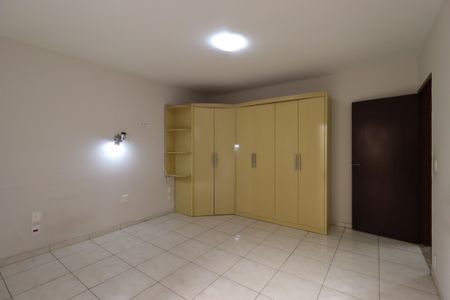 Casa à venda com 220m², 3 quartos e 2 vagasSuíte 2