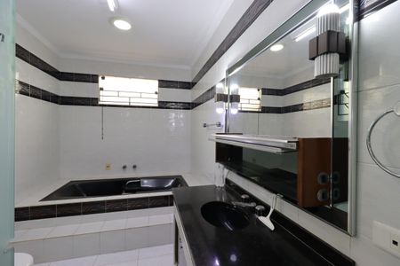 Casa à venda com 220m², 3 quartos e 2 vagasBanheiro da Suíte 1