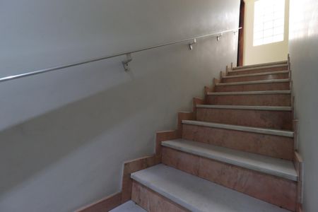 Casa à venda com 220m², 3 quartos e 2 vagasEscada