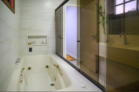 Casa à venda com 450m², 4 quartos e 4 vagas Casa à venda com 450m², 4 quartos e 4 vagasBanheiro da Suíte 3