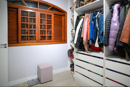 Casa à venda com 450m², 4 quartos e 4 vagas Casa à venda com 450m², 4 quartos e 4 vagasCloset da Suite 3