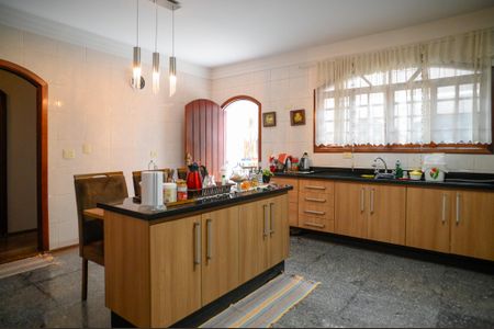 Casa à venda com 450m², 4 quartos e 4 vagas Casa à venda com 450m², 4 quartos e 4 vagasCozinha