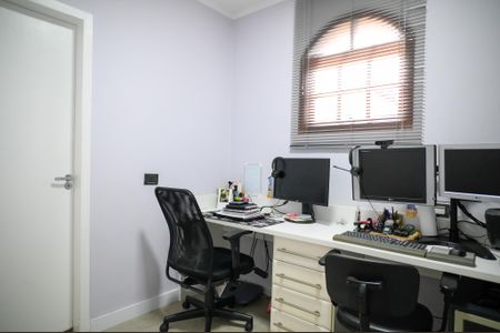 Casa à venda com 450m², 4 quartos e 4 vagas Casa à venda com 450m², 4 quartos e 4 vagasEscritório