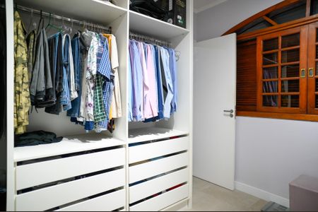 Casa à venda com 450m², 4 quartos e 4 vagas Casa à venda com 450m², 4 quartos e 4 vagasCloset da Suite 3