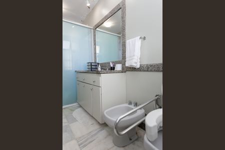 Apartamento à venda com 330m², 3 quartos e 2 vagas Apartamento à venda com 330m², 3 quartos e 2 vagasBanheiro Social