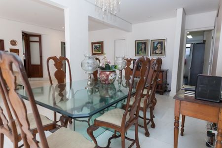 Apartamento à venda com 330m², 3 quartos e 2 vagas Apartamento à venda com 330m², 3 quartos e 2 vagasSala de Jantar