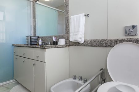 Apartamento à venda com 330m², 3 quartos e 2 vagas Apartamento à venda com 330m², 3 quartos e 2 vagasBanheiro Social