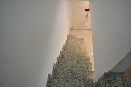 Casa de condomínio para alugar com 115m², 3 quartos e 2 vagasEscada de acesso aos quartos