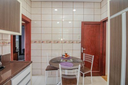 Casa à venda com 173m², 2 quartos e 3 vagas Casa à venda com 173m², 2 quartos e 3 vagasCozinha