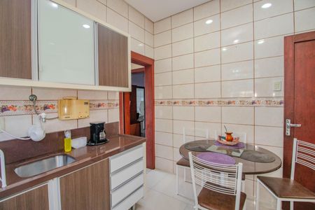 Casa à venda com 173m², 2 quartos e 3 vagas Casa à venda com 173m², 2 quartos e 3 vagasCozinha