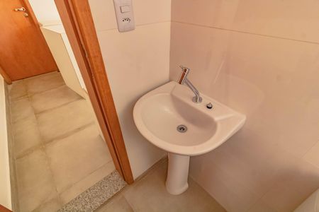 Banheiro Social de kitnet/studio para alugar com 1 quarto, 28m² em Jardim Oriental, São Paulo